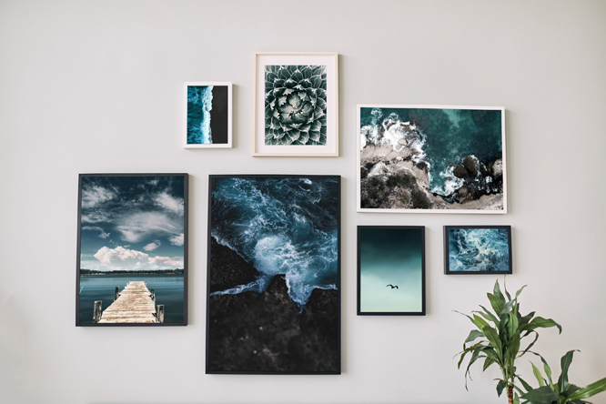 Стена с картини с мотиви в сини нюанси