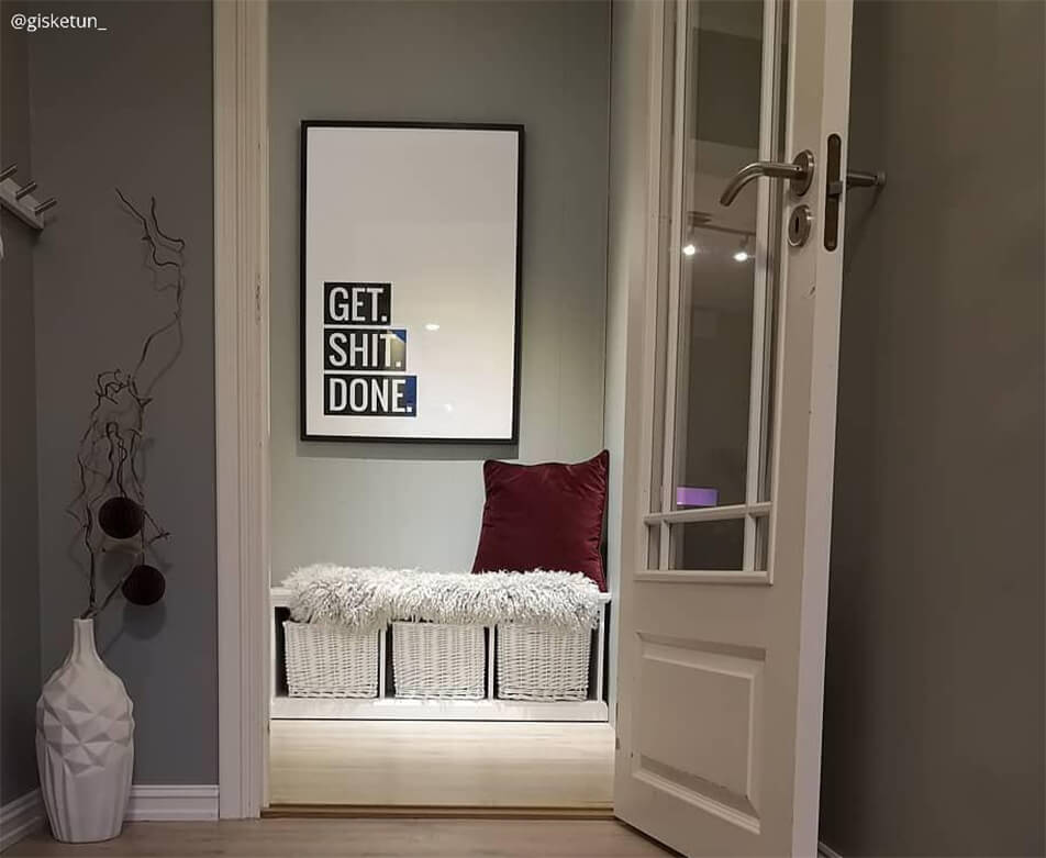 Голям черно-бял постер с текст – интериор в коридор