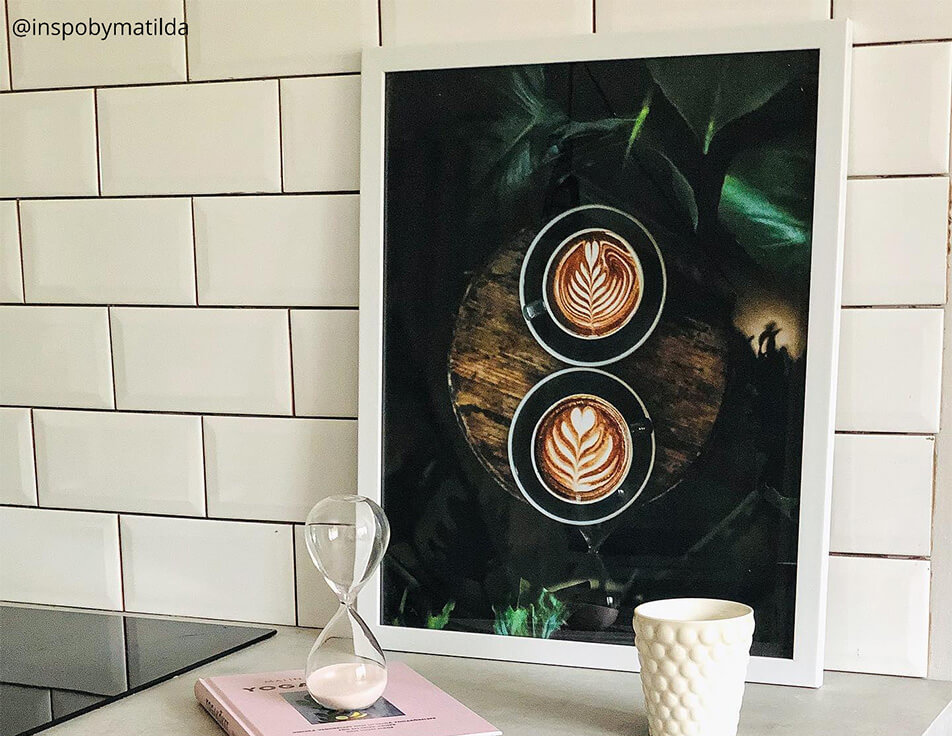 Кухненски постер с чаши кафе срещу бели плочки - кухненски интериор