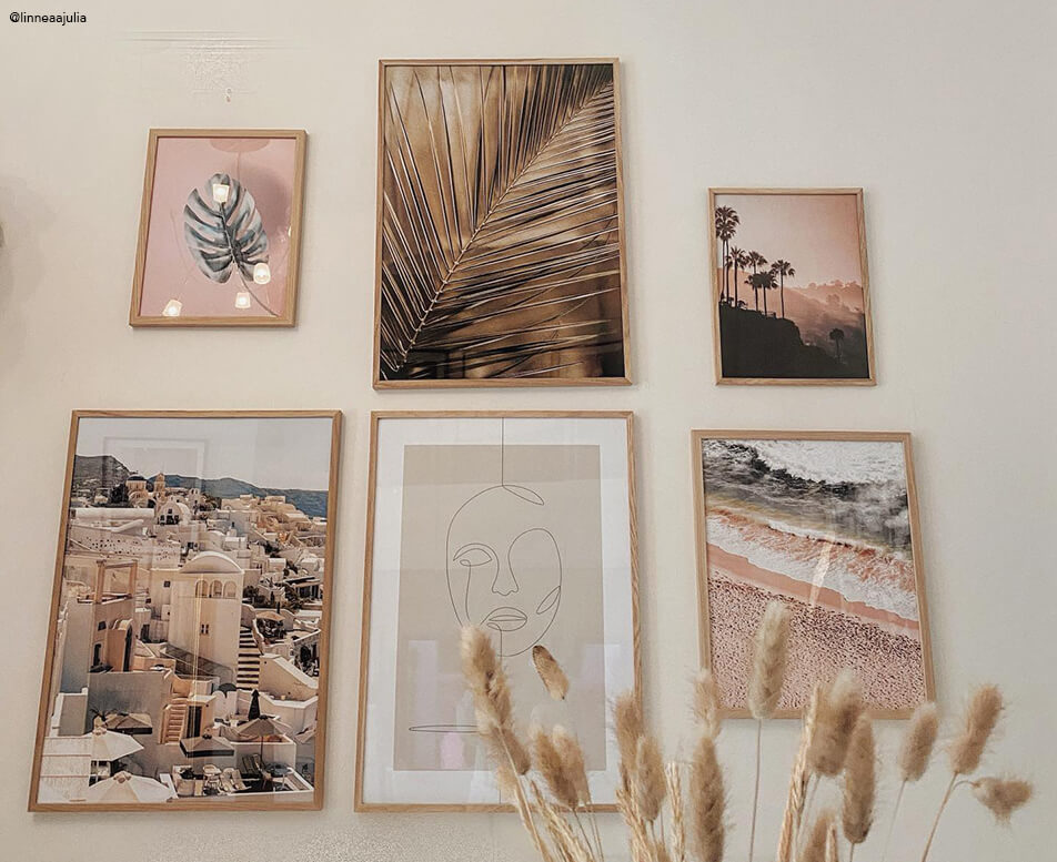 Стена с картини с дъбови рамки и земни мотиви