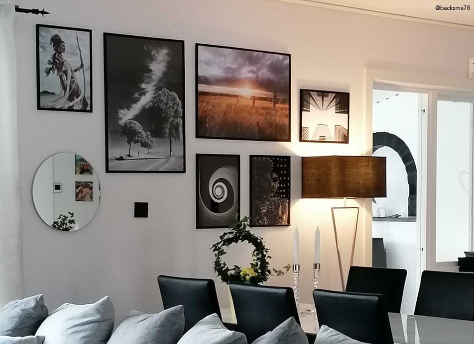 Стена с картини с огледало и черни рамки