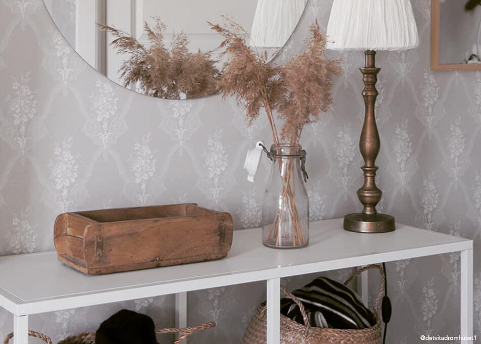 Интериор на коридор – дребно съхранение в дървена купа, кръгло огледало, лампа в бронз