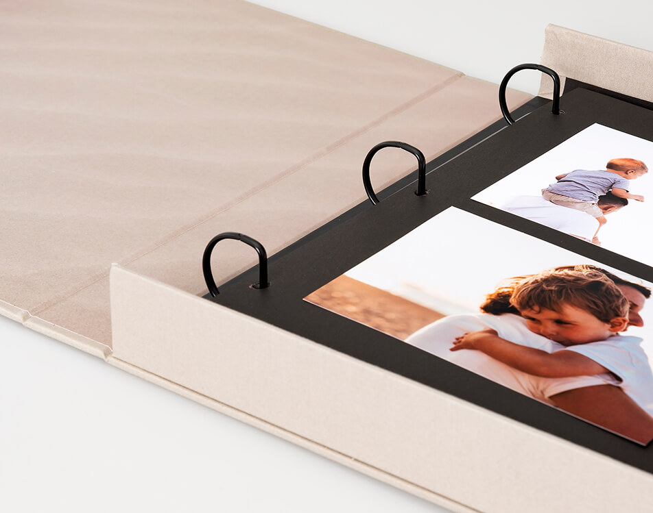 Отворен фотоалбум с черни страници - залепи сам албум