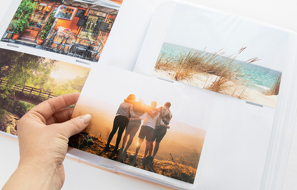 Отворен фотоалбум с пластмасови джобове и снимки