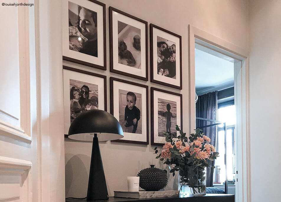 Фото стена в коридор, черно-бели снимки в тъмни дървени рамки