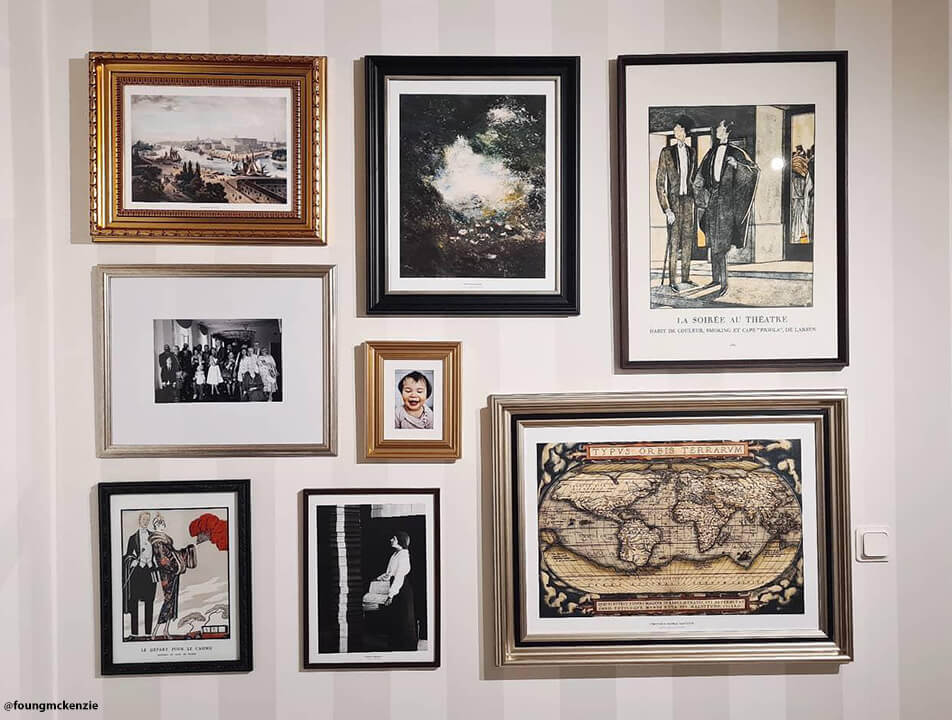 Стена с картини в хола