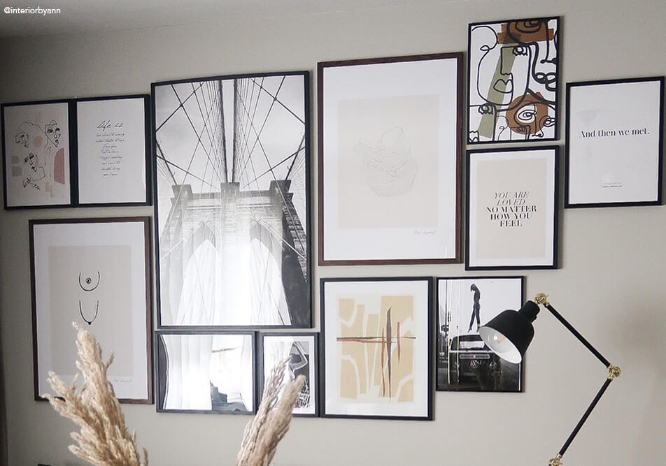 Голяма стена с картини над диван в дневната