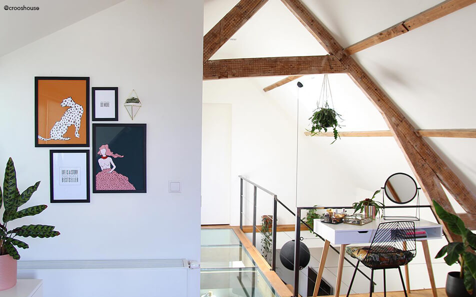 Стена с картини на малка площ - наклонен таван с греда