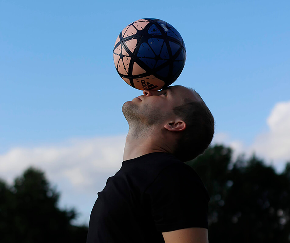 Дизайнерът Тим Ханссон прави футболни трикове