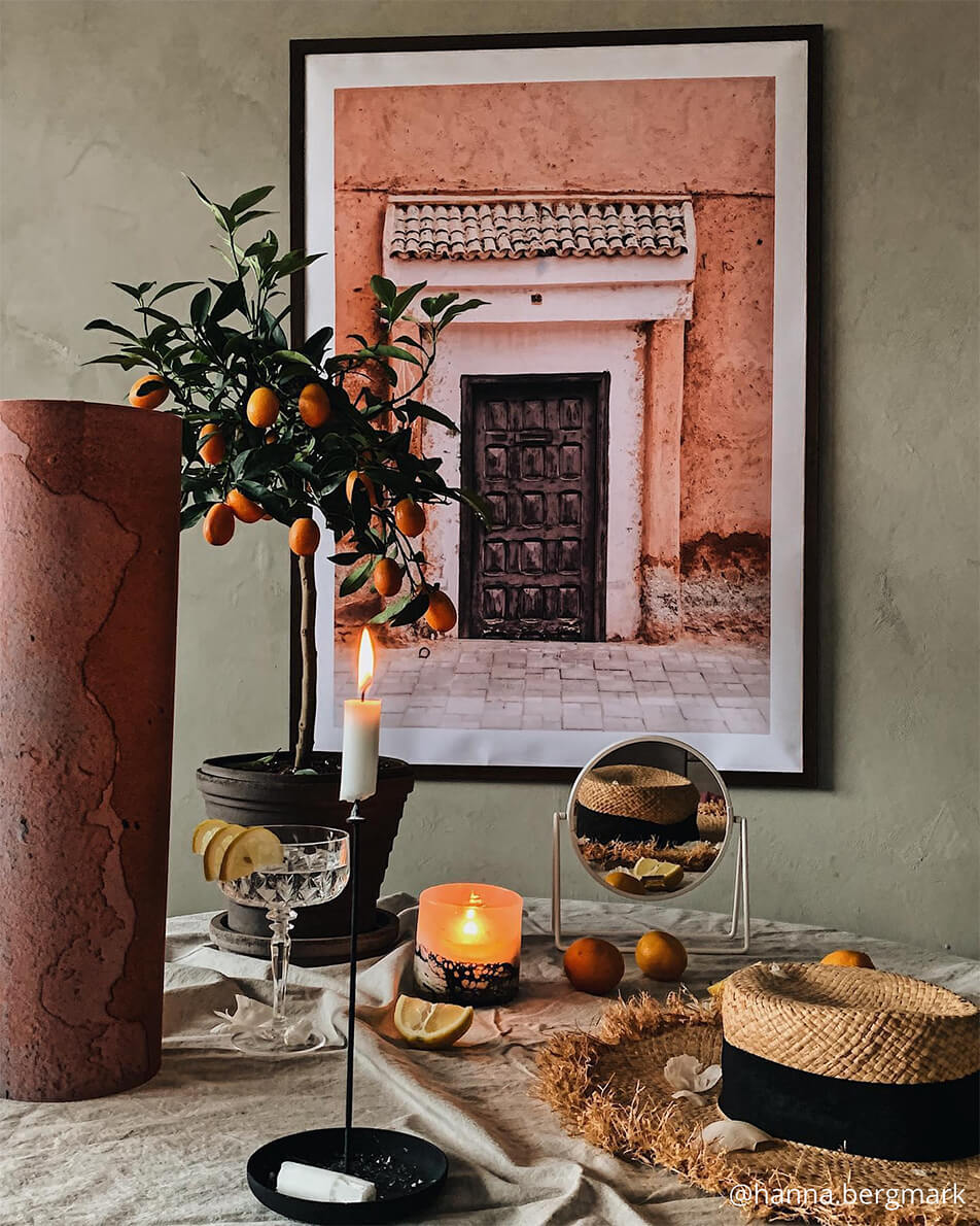 Стилизиран кът с топла земна декорация – кръгло настолно огледало